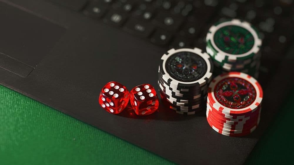 Step into the Ring With Confidence - Find Out How To Play Smartly at Online Blackjack Tables 